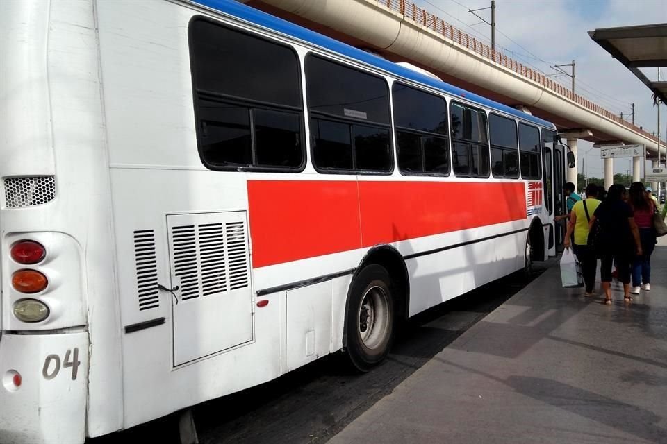 Las 'nuevas' unidades sólo tienen una puerta delantera para el ascenso y descenso de pasajeros.