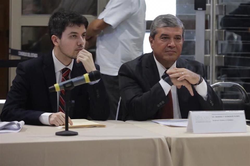 González irrumpió en la sesión en donde aún se revisaban las pruebas que serían admitidas.