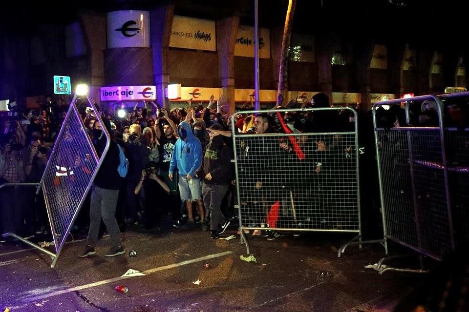 Separatistas chocaron con agentes de policía en Barcelona.