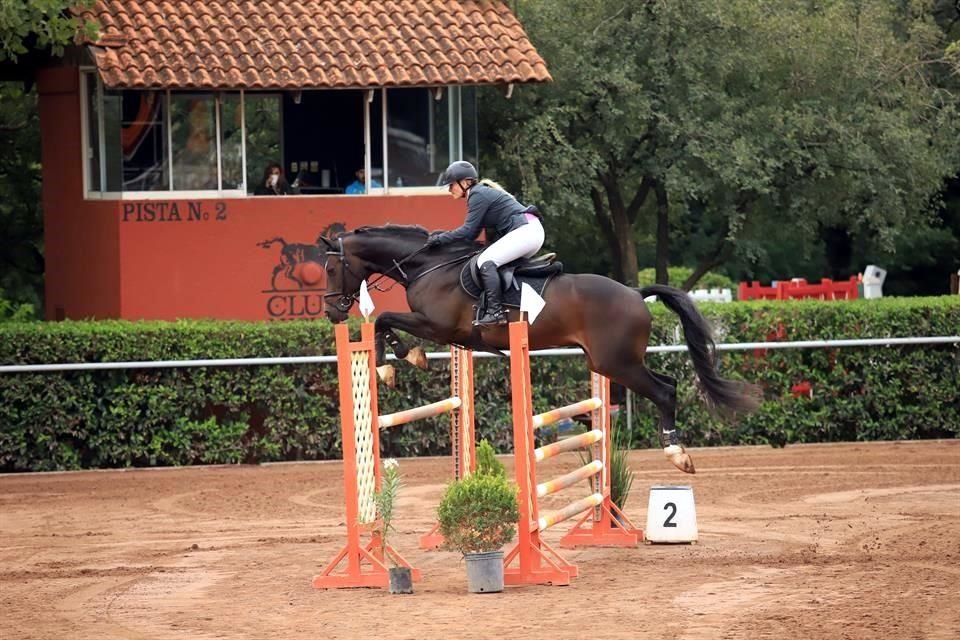 Alicia Fernández montando a 'Contendor'