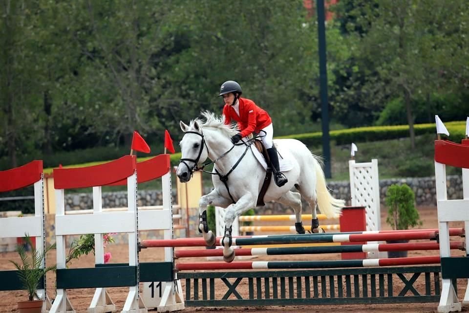 Raquel Garza montando a 'Clouny'