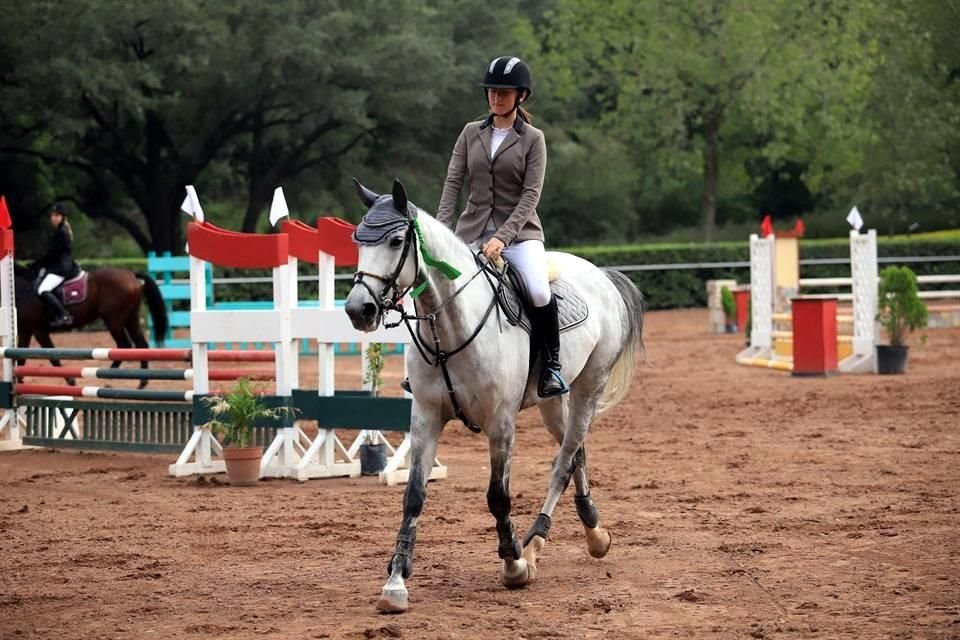 Montserrat de la Garza e 'Illy' 1er. Lugar de la prueba Final Pre-Infantil, Jin. Debutantes y Libre 0.95