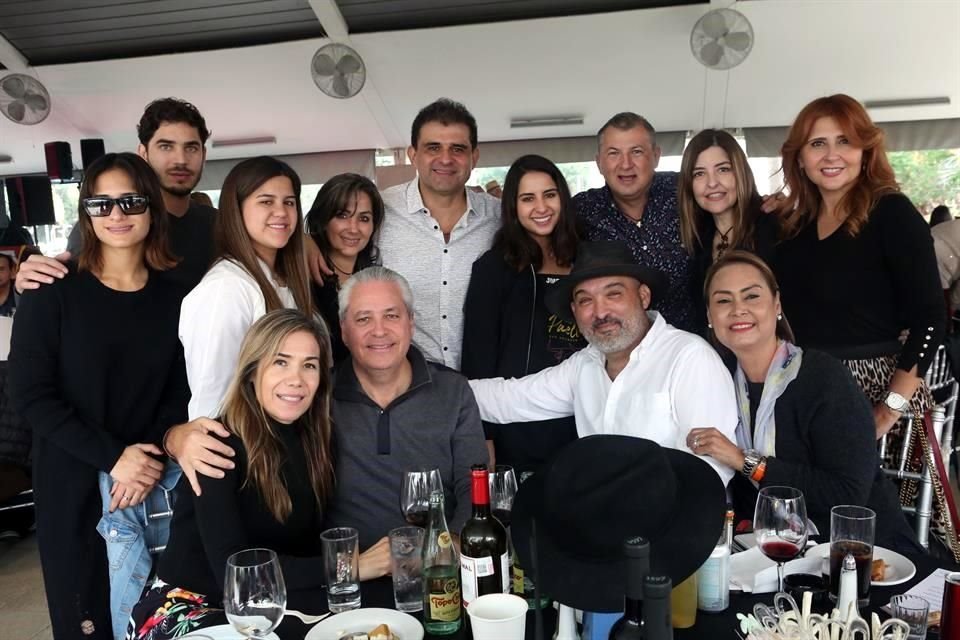 Ale Peña, Hugo baxter, Melina Peña, Claudia Náder de Peña, Rafael Peña, Jimena Peña, Manuel Villarreal, Norma Martínez, Liz Salinas, Rosalia Zazueta de Galván, Aldo Galván, Luis Ayala y Lucia de Ayala