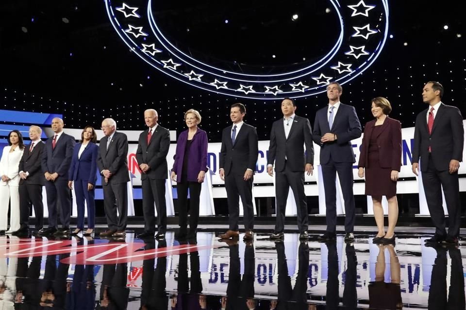 Los doce aspirantes demócratas en el cuarto debate, en Ohio.