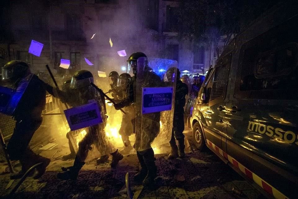 La Policía catalana detuvo a 30 personas por disturbios ocurridos en las manifestaciones de Cataluña en contra de sentencias a nueve líderes soberanistas.