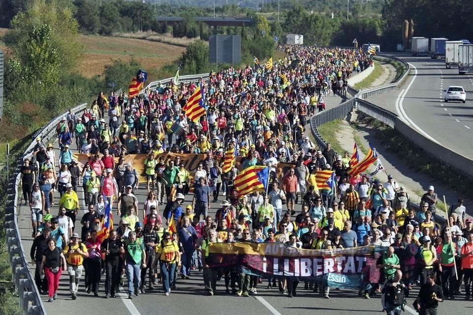 Manifestantes en Girona viajaron hacia Barcelona.