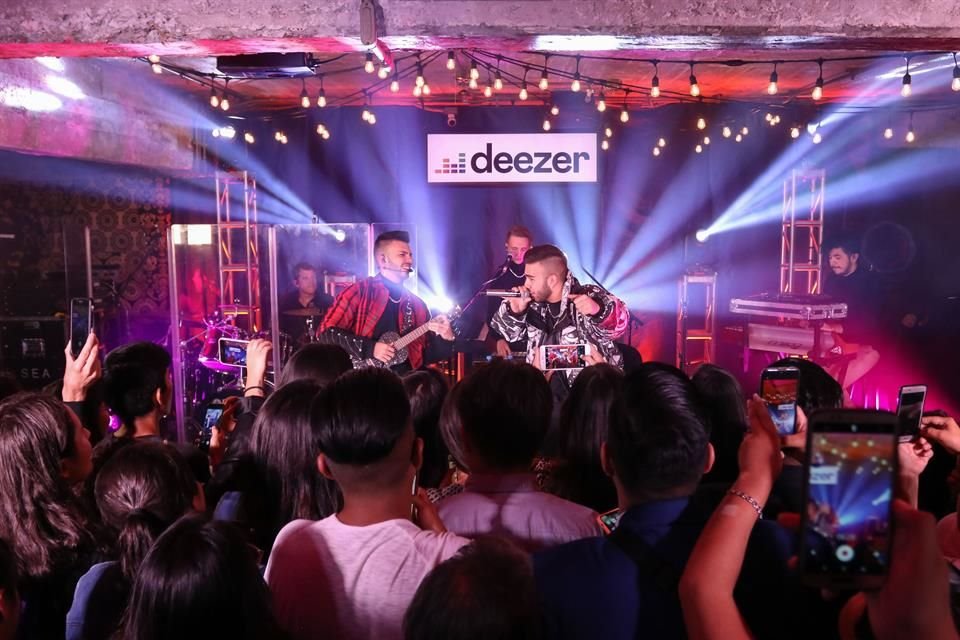 250 fans tuvieron la fotruna de disfrutar del showcase que ofreció el dueto.