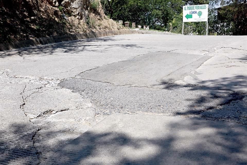 El pavimento en los cuatro sectores de Valle de San Ángel luce descuidado, con baches y parches.
