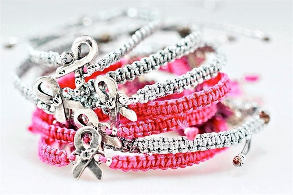 Para apoyar a mujeres con cáncer de mama y que sepan que no están solas, el doctor Mauricio Canavati y la diseñadora de joyas Laura Cantú de Babb crean una pulsera cuyas ventas serán donadas.