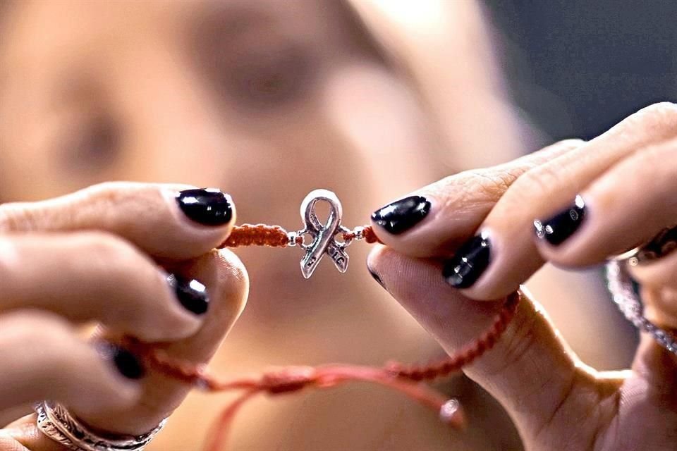 La pulsera fue diseñada por Laura Cantú de Babb para apoyar a mujeres con cáncer de mama.