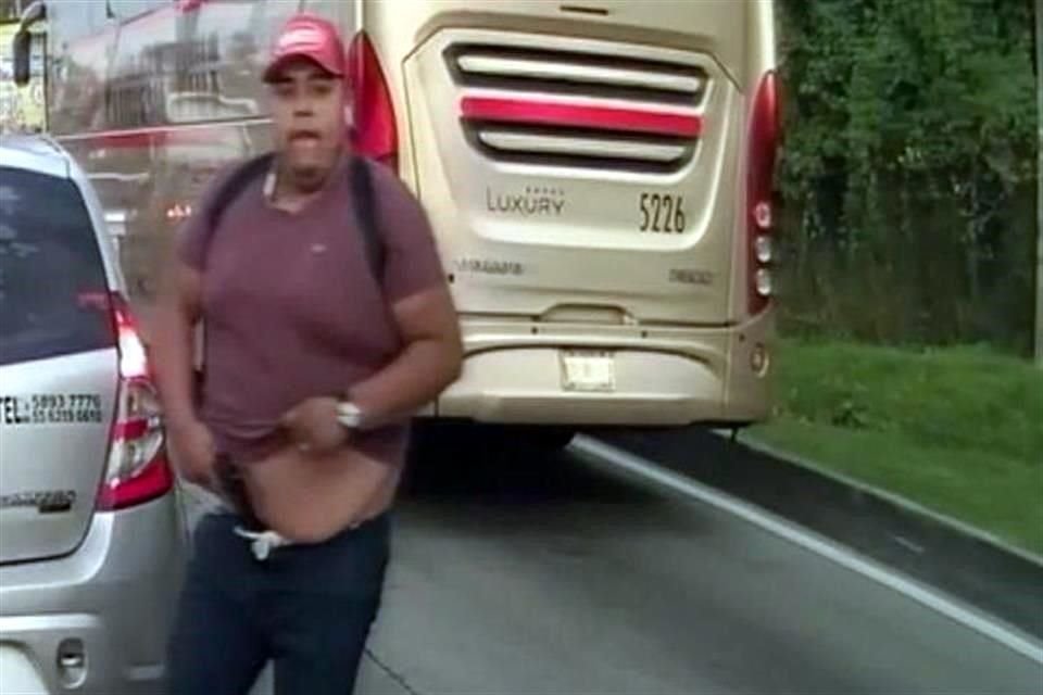 El asalto a un automovilista que circulaba por la México-Toluca, en Cuajimalpa, fue grabado y difundido en redes sociales.