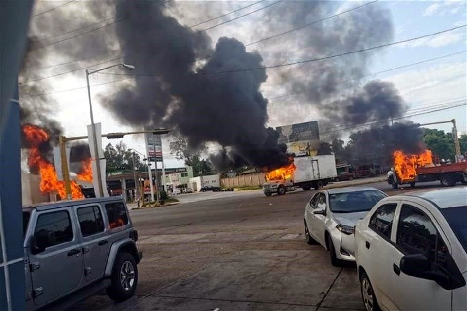 Grupos armados paralizaron sectores de Culiacán con detonaciones de armas grueso calibre y bloqueos en distintos puntos.