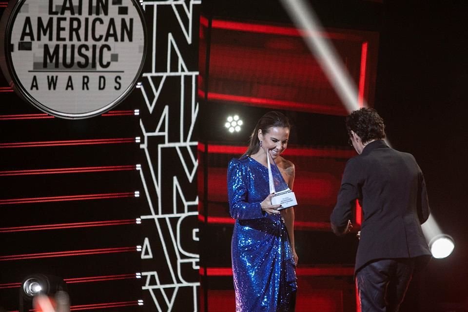 La actriz Kate del Castillo fue la encargada de entregar el premio a Anthony.