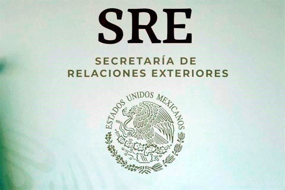 La modificación al reglamento le cierra la puerta del SEM, por ejemplo, a la Embajadora de México en Japón, Melba Pría, o a Rogelio Granguillhome, Embajador en Alemania.