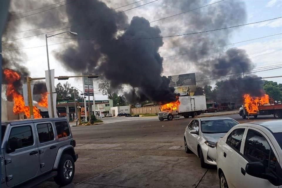 Miles de personas en Culiacán quedaron atrapados entre balaceras desatadas por la captura y liberación de Ovidio Guzmán, hijo de 'El Chapo'.