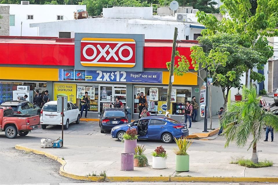 Integrantes del crimen organizado se apostaron completamente armados afuera de un Oxxo de Culiacán.