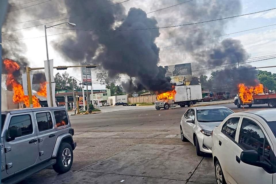 Culiacán se convirtió por horas en zona de guerra, con autos incendiados y sicarios fuertemente armados en las calles.