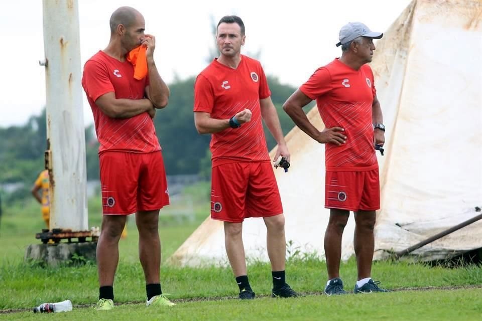 Enrique López Zarza, técnico del primer equipo del Veracruz, estuvo presente en los partidos.