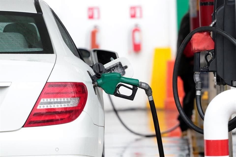 Entre el 11 y el 27 de marzo, el precio promedio nacional de la gasolina regular pasó de 19.81 a 16.13 pesos.