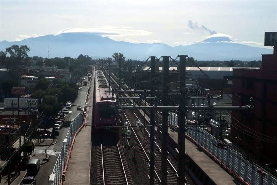 Vista del volcán Popocatépetl desde la estación Tezonco, de la Línea 12 del Metro.