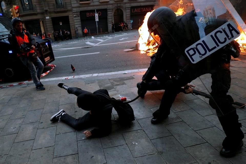 Policías y manifestantes chocaron durante las protestas por la sentencia a líderes independentistas.