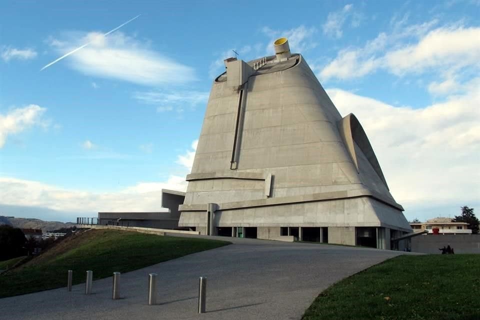 La iglesia Saint-Pierre en Loira, Francia, se comenzó a construir 6 años después de la muerte del arquitecto, está soportado por 12 grandes pilares y tiene una losa de hormigón armado.