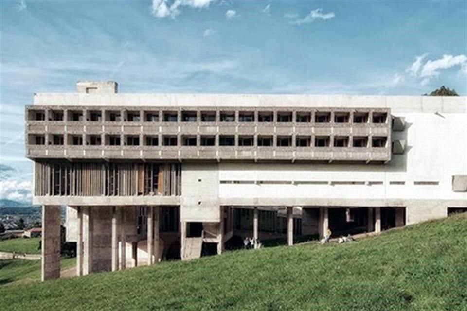 El Convento de Santa María de La Tourette fue la última obra completada del arquitecto en Europa y tiene una fachada de hormigón armado y sin molduras.