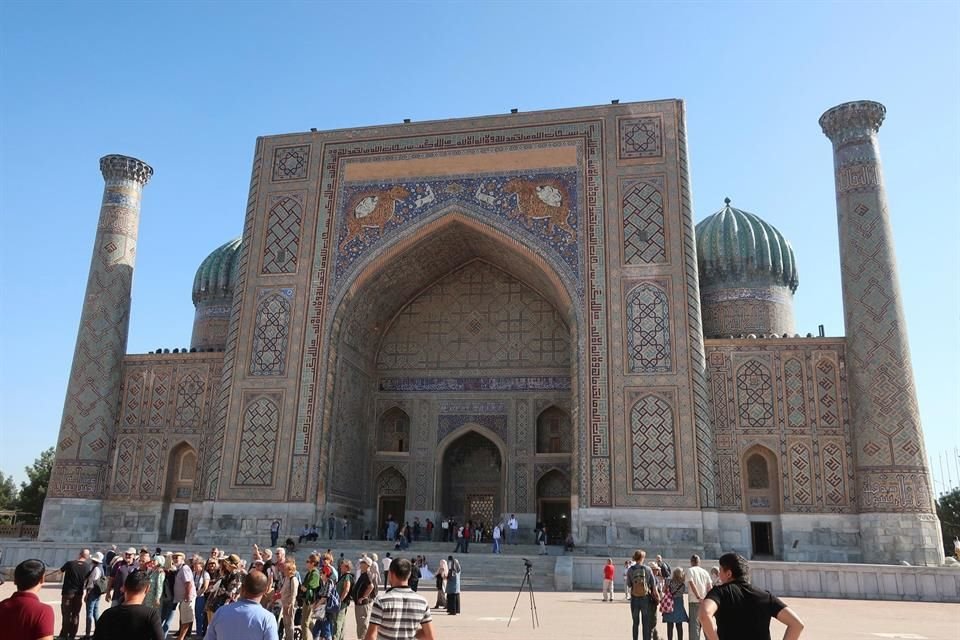 El tren español de alta velocidad de Talgo, el símbolo de la apertura al exterior de Uzbekistán, lleva a cientos de miles de turistas hasta las joyas de la antigua Ruta de la Seda, como Samarcanda.