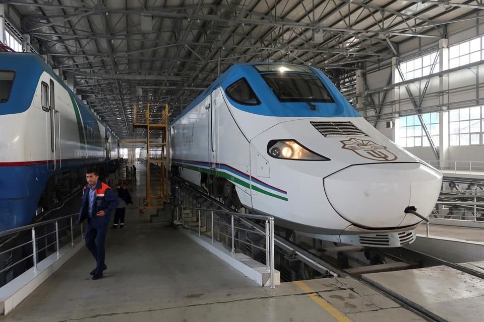 El tren español de alta velocidad de Talgo  lleva a los turistas al corazón de la Ruta de la Seda, en Uzbekistán.