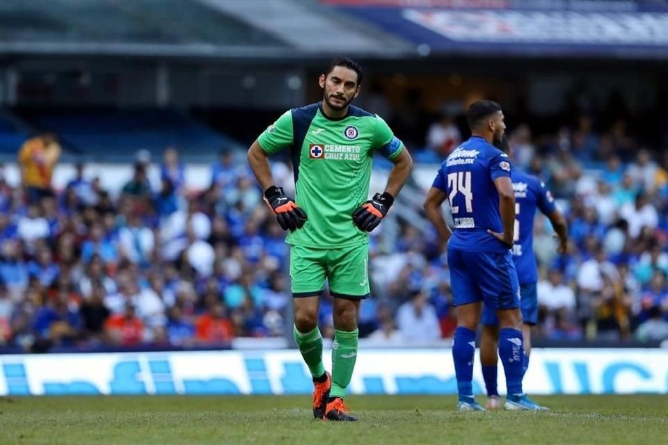 Jesús Corona falló y feo en el primer gol.