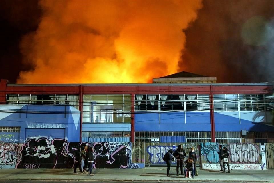 Al menos 3 personas fallecieron en una comuna de Chile en el marco de las protestas en repudio al toque de queda decretado por el Ejército.