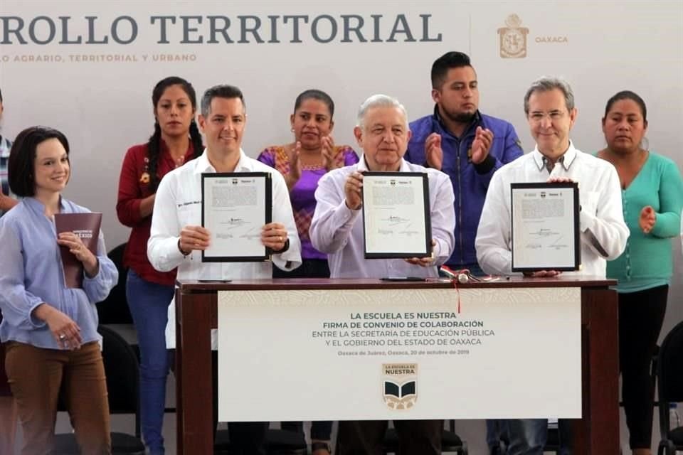 El Presidente López Obrador flanqueado por el Gobernador Murat y el Secretario Moctezuma.