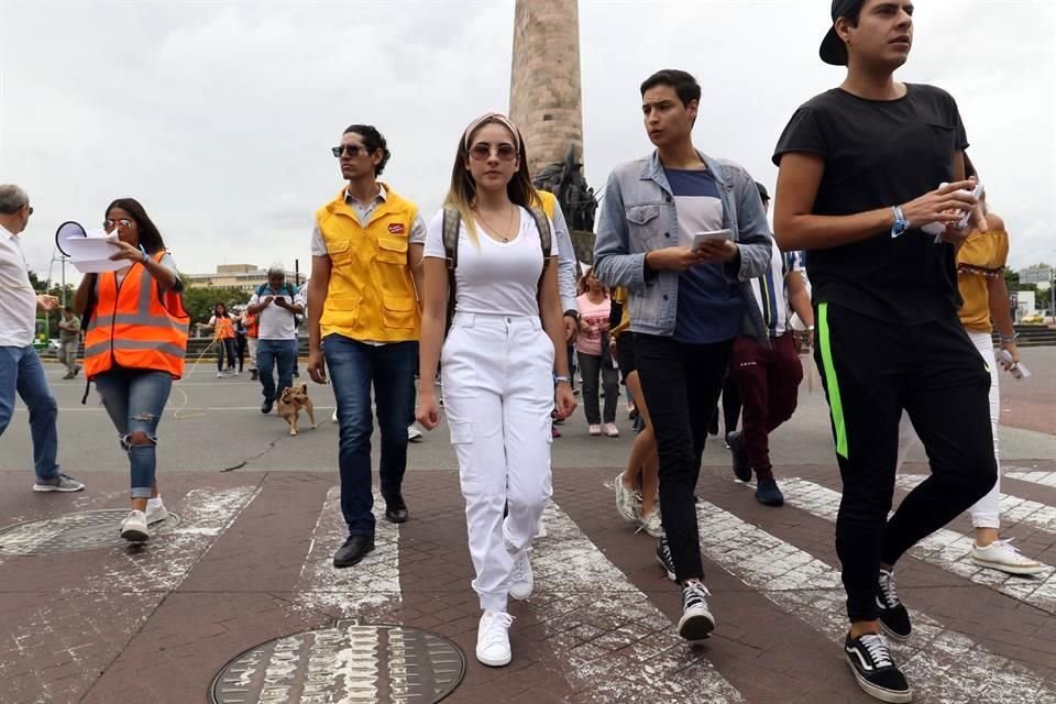 Osiris, la joven que sufrió una violación por parte de un hombre que se hacía pasar como chofer de Uber, marchó el 23 de octubre junto con su familia y amigos hacia el Congreso del Estado para presentar la reforma.