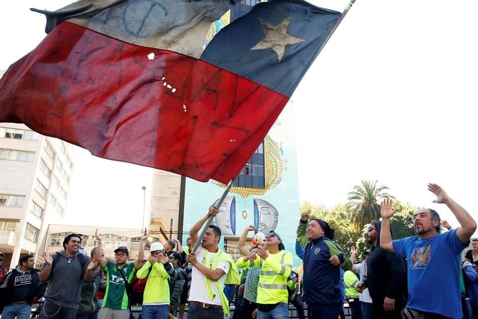 Trabajadores en un puerto de Valparaíso participan en una protesta.