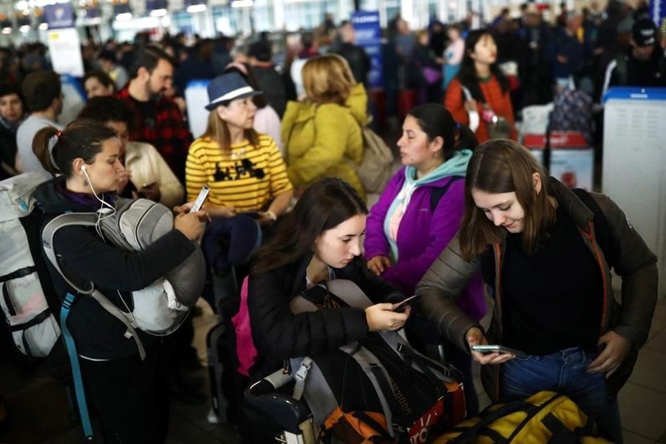 Las protestas han causado alteraciones en el aeropuerto de Santiago.