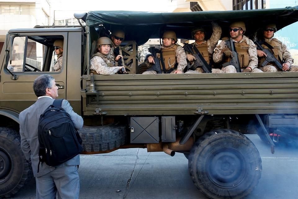 Militares vigilan Valparaíso.