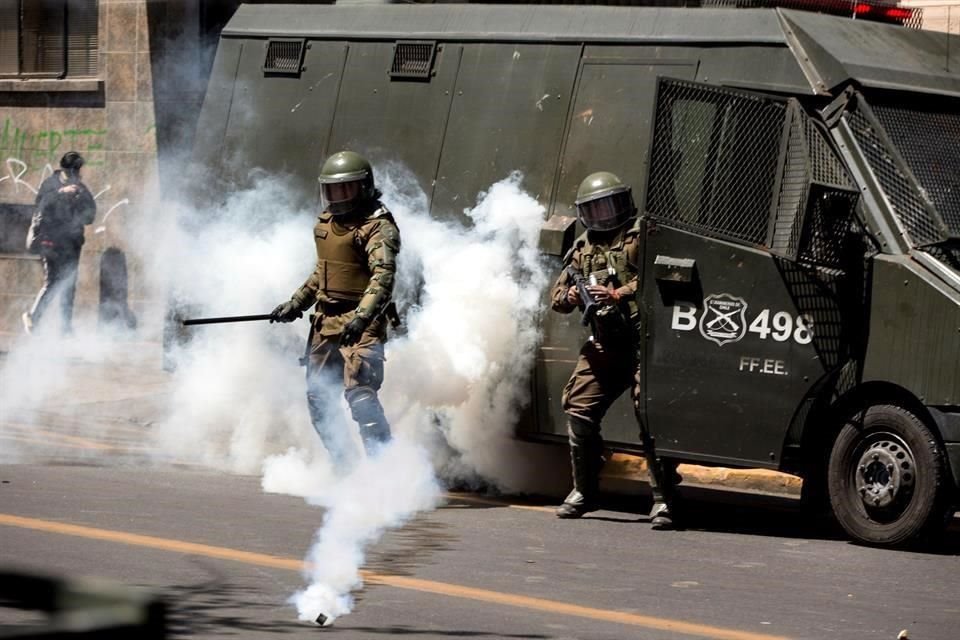 Agentes de Fuerzas Especiales de Carabineros disparan granadas lacrimógenas durante una nueva jornada de protestas este lunes en Santiago.