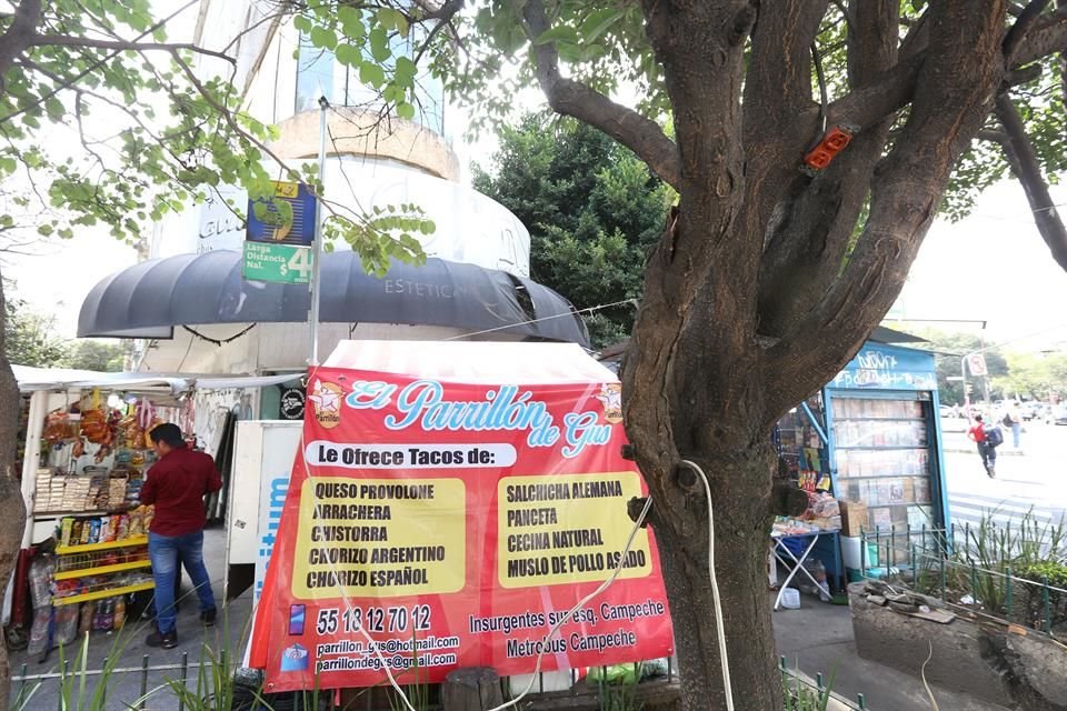 La mayoría de los puestos del comercio en vía pública cuenta con una toma ilegal de energía eléctrica.