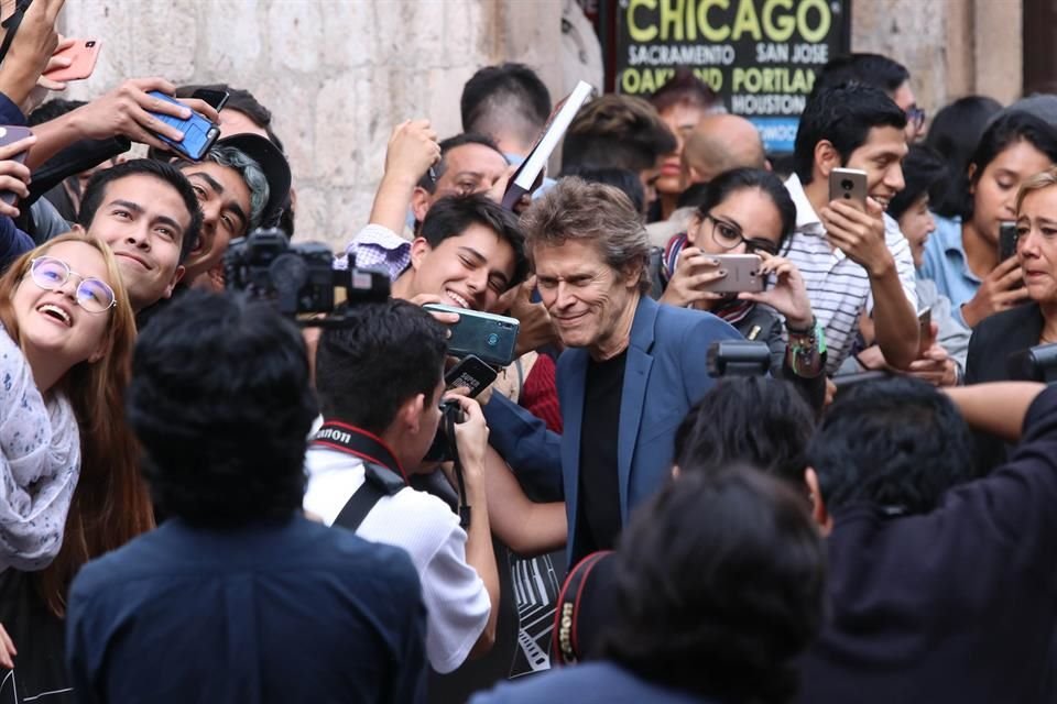 Willem Dafoe se mostró atento con los seguidores.