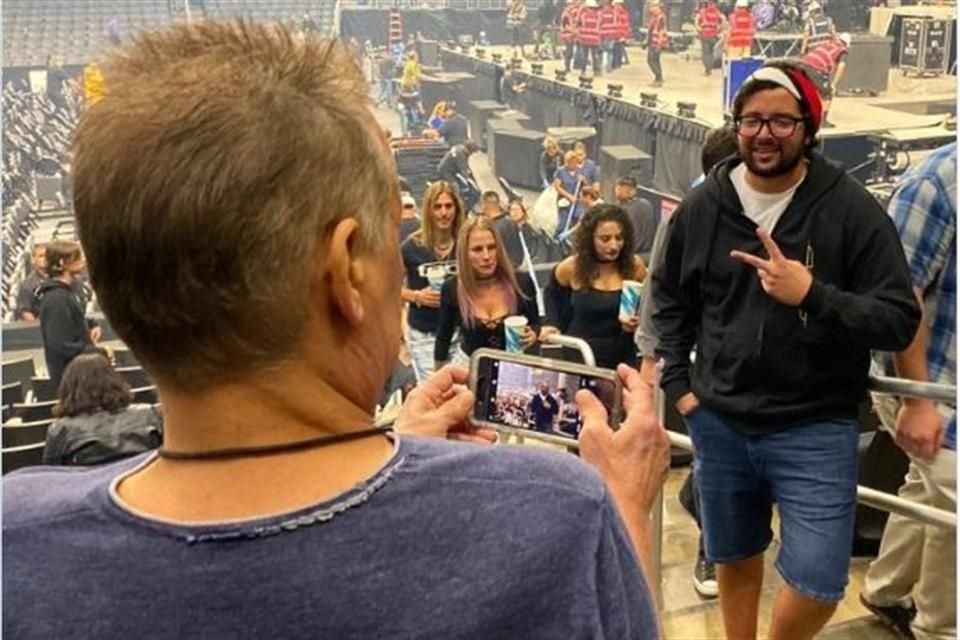 Van Halen tomando la fotografía al fan de Tool.