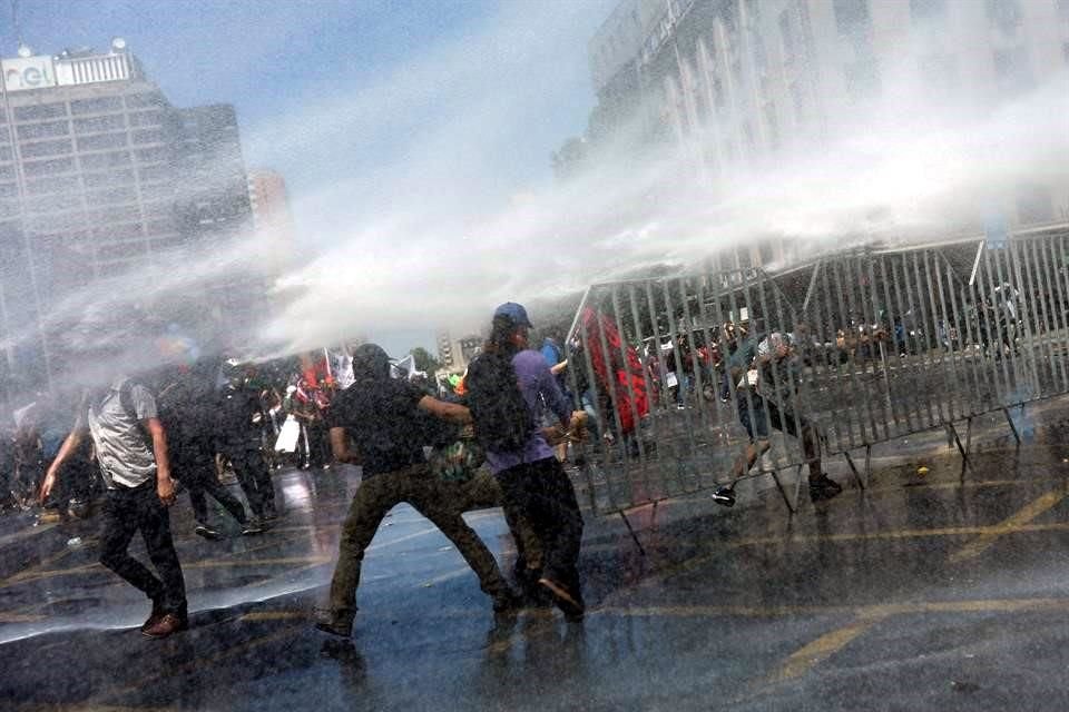 Fuerzas de seguridad arrojaron agua a los manifestantes.