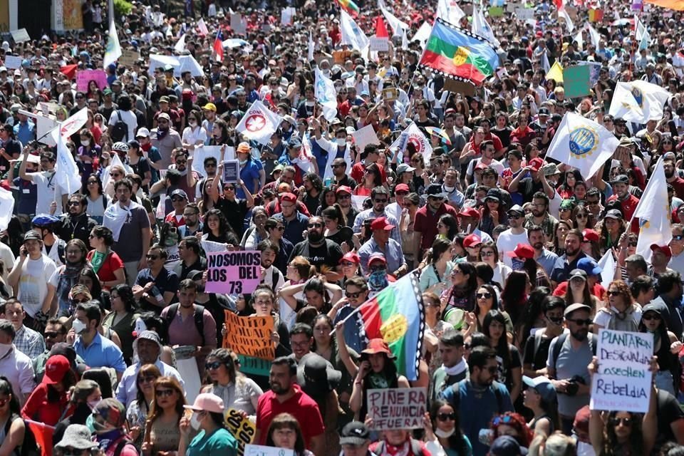 Manifestantes hicieron referencias al golpe de Estado de 1973.