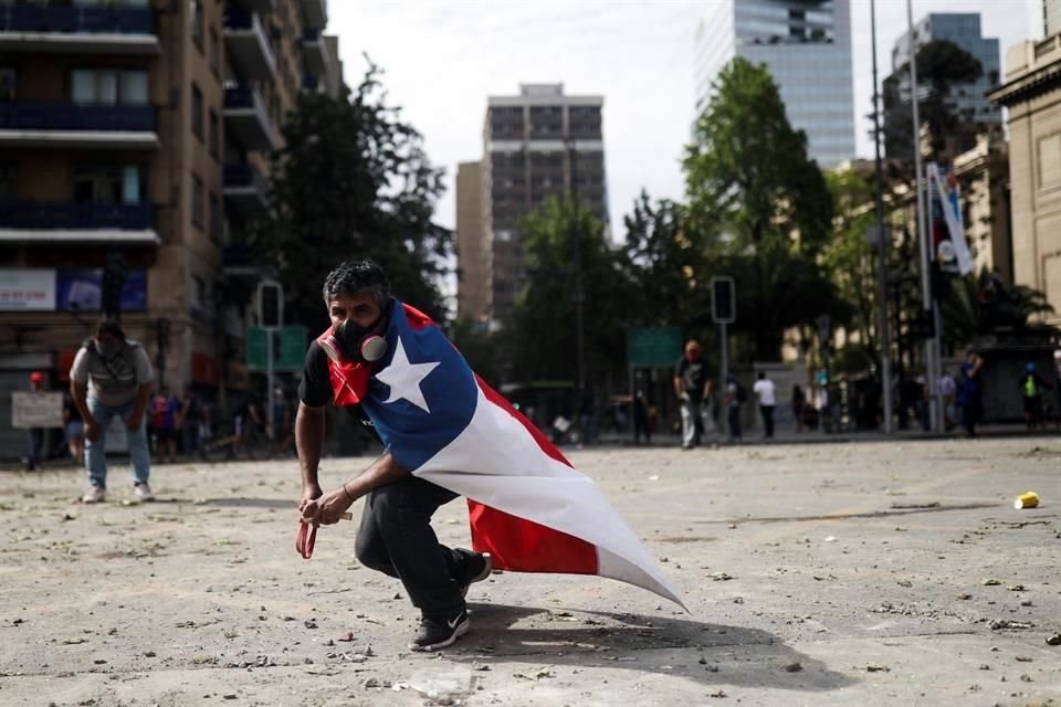 En las protestas, los manifestantes usaban símbolos patrios, carteles y banderas.