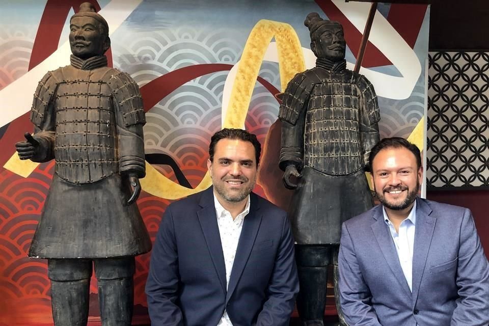 Raúl Cervantes, director general de P.F. Chang's y Genaro Pérez, vicepresidente de marketing global para P.F. Chang's.