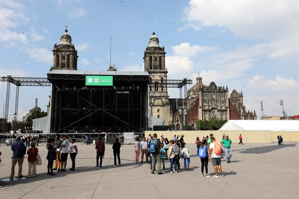 En el Zócalo comenzó ayer el montaje del escenario.