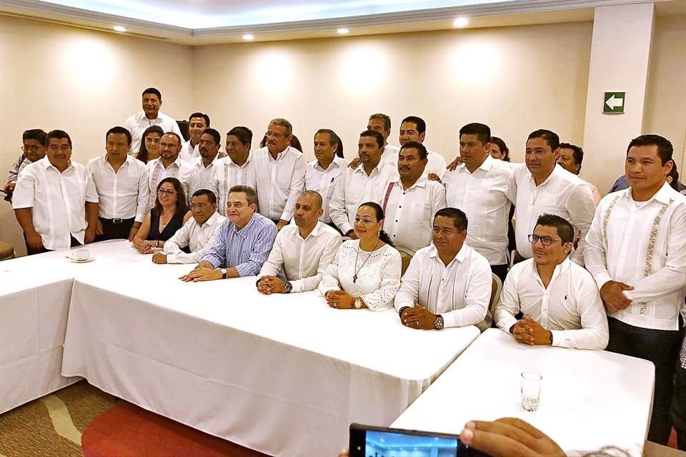 LOS NUEVOS MORENOS. Pío López Obrador (camisa azul) encabezó el martes la adhesión de 21 Alcaldes de Chiapas a Morena. Los ediles eran del PRI, PVEM, Panal y los partidos estatales Chiapas Unidos y Mover a Chiapas.