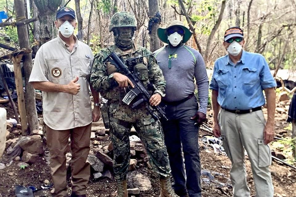 Los visitantes estadounidenses se tomaron fotos con efectivos de la Marina en zonas de combate al trasiego de droga.