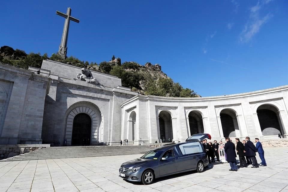 El féretro con los restos de Francisco Franco salió de la Basílica del Valle de los Caídos y fue trasladado a un panteón municipal en Madrid.