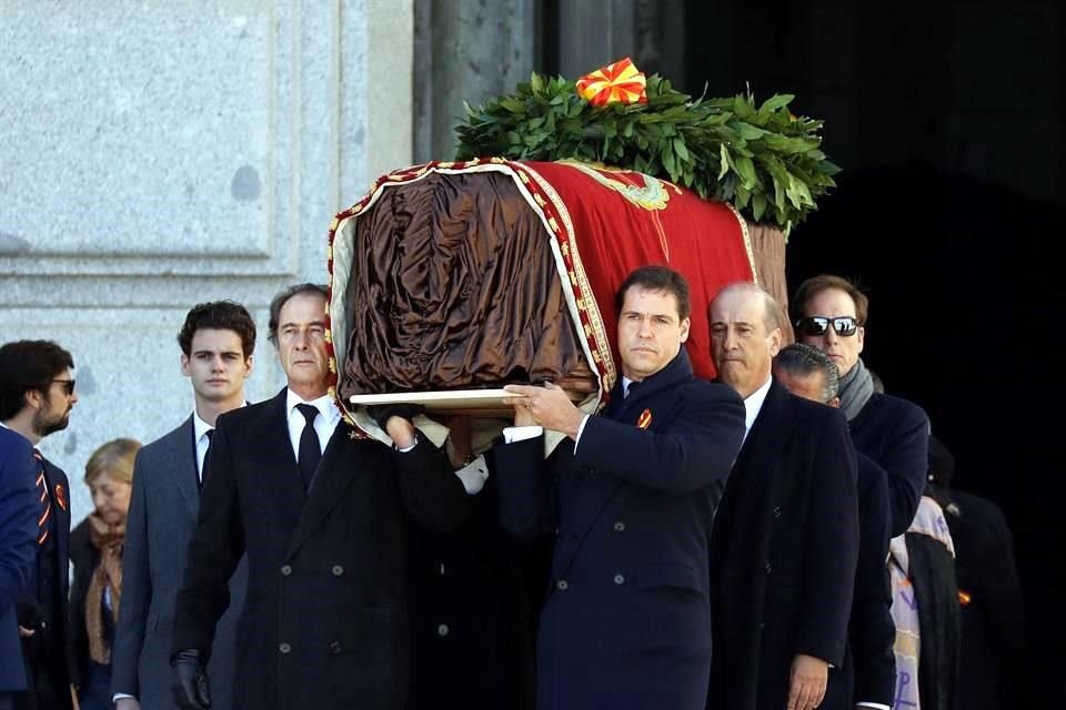 El ataúd con los restos del dictador español salió en hombros de sus familiares del Valle de los Caídos.