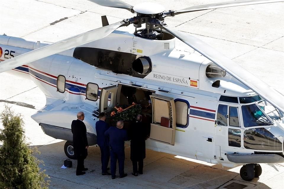 El féretro fue trasladado  en helicóptero a un panteón municipal en Madrid, donde se encuentra enterrada la viuda de Franco.